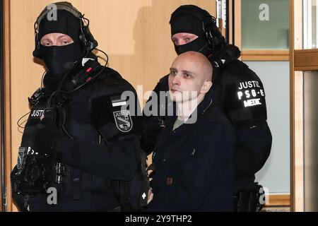 Angeklagter Stephan Balliet - Prozessbeginn im Landgericht Magdeburg wegen Geiselnahme in der JVA Burg Sachsen-Anhalt. Persönlichkeitsrechte der Prozessbeteiligten sind zu wahren *** Defendant Stephan Balliets trial begins at Magdeburg District Court for hostage-taking at Burg JVA in Saxony-Anhalt Personal rights of the parties to the trial must be protected Stock Photo