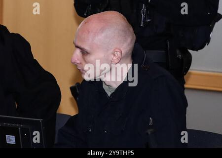 Angeklagter Stephan Balliet - Prozessbeginn im Landgericht Magdeburg wegen Geiselnahme in der JVA Burg Sachsen-Anhalt. Persönlichkeitsrechte der Prozessbeteiligten sind zu wahren *** Defendant Stephan Balliets trial begins at Magdeburg District Court for hostage-taking at Burg JVA in Saxony-Anhalt Personal rights of the parties to the trial must be protected Stock Photo