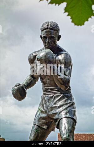 statue memorial to the boxer Randolph Turpin Old buildings in Warwick.U.K. Stock Photo