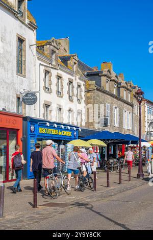 France, Loire Atlantique, Le Croisic, shops along the Quai de la Petite Chambre Stock Photo