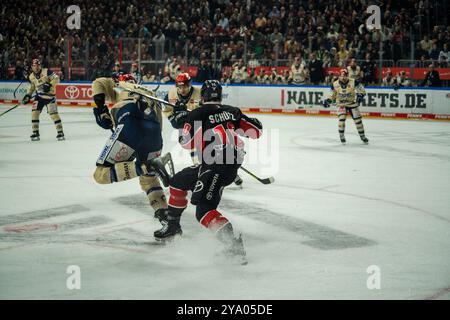 11.10.2024, DEL, German Ice Hockey League Season 2024/25, 8. Matchday: Cologne Sharks against Schwenninger Wild Wings Picture: Justin Schütz (10, Cologne) in a duel with Thomas Larkin (37, Schwenningen) Stock Photo