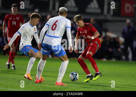 Newport, UK. 11th Oct, 2024. Charlie Savage of Wales U21 (r) in action. Wales U21 v Czechia U21, UEFA Euro U21 championship qualifying, group I match at Rodney Parade in Newport, South Wales on Friday 11th October 2024. Editorial use only. pic by Andrew Orchard/Andrew Orchard sports photography/Alamy Live News Credit: Andrew Orchard sports photography/Alamy Live News Stock Photo