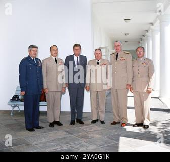 U.S. President John F. Kennedy standing with the Joint Chiefs of Staff, left to right: General Curtis E. LeMay, U.S. Air Force; General Lyman L. Lemnitzer, Chairman of the Joint Chiefs of Staff; General George H. Decker, U.S. Army; Admiral George W. Anderson, Jr., U.S. Navy; General David M. Shoup, U.S. Marine Corps; White House, Washington, D.C., USA, Robert Knudsen, White House Photographs, July 10, 1962 Stock Photo