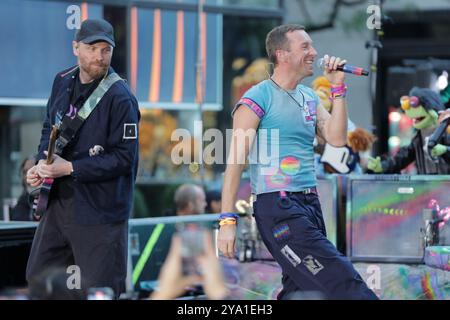 Ny, USA. 8th Oct, 2024. NEW YORK, NEW YORK - OCTOBER 08: Chris Martin of Coldplay performs live on NBC's ''Today'' show at Rockefeller Plaza on October 08, 2024, in New York City. The British rock band delivered an energetic performance, captivating the audience with their hit songs. Fans gathered early in the morning to witness the event, braving the fall weather for a chance to see Coldplay live in action. (Credit Image: © Luiz Rampelotto/ZUMA Press Wire) EDITORIAL USAGE ONLY! Not for Commercial USAGE! Stock Photo