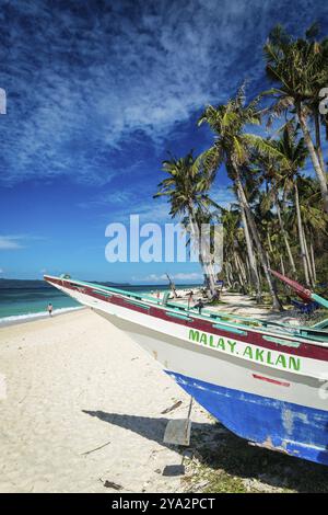 Traditional filipino fishing boat on puka beach in tropical paradise boracay philippines Stock Photo