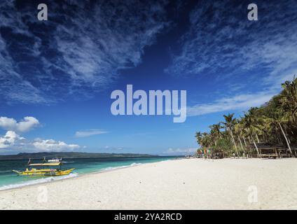 Traditional filipino asian ferry taxi tour boats on puka beach in tropical boracay philippines Stock Photo