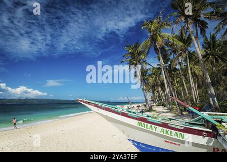 Traditional filipino fishing boat on puka beach in tropical paradise boracay philippines Stock Photo