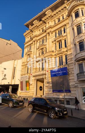 Istanbul, Turkiye - OCT 8, 2024: Exterior view of the Pera Museum on Mesrutiyet Street in Beyoglu, Istanbul, Turkiye. Stock Photo