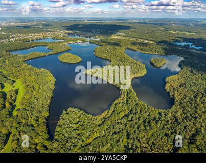 Luftbild, Sechs-Seen-Platte, Wald und Segelboot, hinten der ehemalige Rangierbahnhof, Fernsicht und blauer Himmel mit Wolken, Wedau, Duisburg, Ruhrgebiet, Nordrhein-Westfalen, Deutschland ACHTUNGxMINDESTHONORARx60xEURO *** Aerial view, Sechs Seen Platte, forest and sailing boat, behind the former marshalling yard, distant view and blue sky with clouds, Wedau, Duisburg, Ruhr area, North Rhine-Westphalia, Germany ACHTUNGxMINDESTHONORARx60xEURO Stock Photo