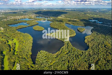 Luftbild, Sechs-Seen-Platte, Wald und Segelboot, hinten der ehemalige Rangierbahnhof, Fernsicht und blauer Himmel mit Wolken, Wedau, Duisburg, Ruhrgebiet, Nordrhein-Westfalen, Deutschland ACHTUNGxMINDESTHONORARx60xEURO *** Aerial view, Sechs Seen Platte, forest and sailing boat, behind the former marshalling yard, distant view and blue sky with clouds, Wedau, Duisburg, Ruhr area, North Rhine-Westphalia, Germany ACHTUNGxMINDESTHONORARx60xEURO Stock Photo