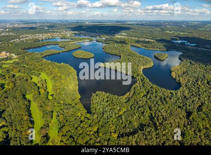 Luftbild, Sechs-Seen-Platte, Wald und Segelboot, hinten der ehemalige Rangierbahnhof, Fernsicht und blauer Himmel mit Wolken, Wedau, Duisburg, Ruhrgebiet, Nordrhein-Westfalen, Deutschland ACHTUNGxMINDESTHONORARx60xEURO *** Aerial view, Sechs Seen Platte, forest and sailing boat, behind the former marshalling yard, distant view and blue sky with clouds, Wedau, Duisburg, Ruhr area, North Rhine-Westphalia, Germany ACHTUNGxMINDESTHONORARx60xEURO Stock Photo