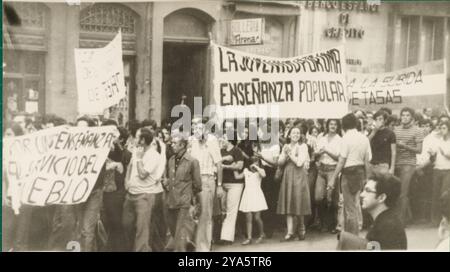 Granada, 24/09/1976. Peaceful demonstration of students, protesting against the rise in tuition fees. Credit: Album / Archivo ABC Stock Photo