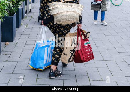 Düsseldorf 12.10.2024 Einkaufsstrasse Einkaufsstraße Shoppingmeile Einkaufsmeile Einkaufen Einzelhandel Fussgängerzone Einkaufstraße Einkaufstrasse Einkaufsbummel Einkaufstasche Einkaufstaschen Einkauftasche Einkauftaschen Menschenmasse Menschenmenge Inflation Bürgergeld Konsumlaune Konsumindex Preisspirale Preissteigerungen Mindestlohn Lebensmittelpreise Aldi Süd Super Biomarkt C&A CundA CandA Chanel Fake Leggings Düsseldorf Nordrhein-Westfalen Deutschland *** Düsseldorf 12 10 2024 shopping street shopping street shopping mile shopping mile shopping retail pedestrian zone shopping street shop Stock Photo