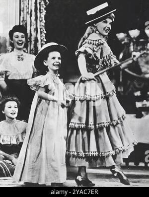 Judy Garland and Margaret O Brien In Meet me In St Louis Stock Photo