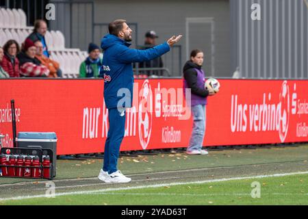 13.10.2024, Fussball: Google Pixel Frauen-Bundesliga, Saison 2024/2025, 06. Spieltag, 1. FC Köln - TSG Hoffenheim im Franz-Kremer-Stadion in Köln. Theodoros Dedes (TSG Hoffenheim, Trainer) gibt seiner Mannschaft Anweisungen. Wichtiger Hinweis: Gemaess den Vorgaben der DFL Deutsche Fussball Liga bzw. des DFB Deutscher Fussball-Bund ist es untersagt, in dem Stadion und/oder vom Spiel angefertigte Fotoaufnahmen in Form von Sequenzbildern und/oder videoaehnlichen Fotostrecken zu verwerten bzw. verwerten zu lassen. Foto: Kirchner-Media/TH Stock Photo