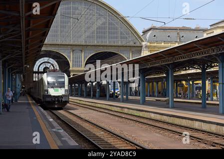 Sprinter Loco Electric Train at Budapest Keleti Station Stock Photo - Alamy