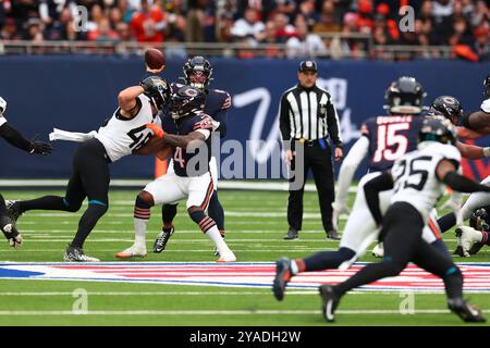 Tottenham Hotspur Stadium, London, UK. 13th Oct, 2024. NFL UK Football, Jacksonville Jaguars versus Chicago Bears; Chicago Bears Quarterback Caleb Williams (18) throws a pass to Rome Odunze (15) Credit: Action Plus Sports/Alamy Live News Stock Photo