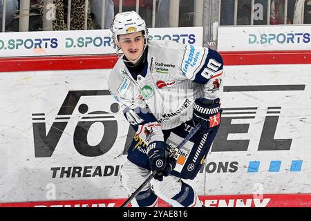 Taro Jentzsch (Iserlohn Roosters 90) unter Druck l?uft aufs Tor zu