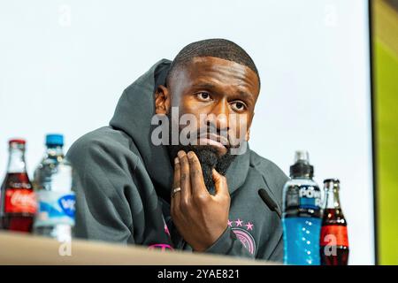 13.10.2024, Pressekonferenz vor Deutschland vs. Niederlande, Nations League Spieltag 4, Gruppe C, Niederlande Nationalmannschaft Antonio Rüdiger auf der Pressekonferenz vor dem Spiel gegen die Niederlande Wichtiger Hinweis: Gemaess den Vorgaben der DFL Deutsche Fussball Liga bzw. des DFB Deutscher Fussball-Bund ist es untersagt, in dem Stadion und/oder vom Spiel angefertigte Fotoaufnahmen in Form von Sequenzbildern und/oder videoaehnlichen Fotostrecken zu verwerten Foto: Bahho Kara/Kirchner-Media Stock Photo