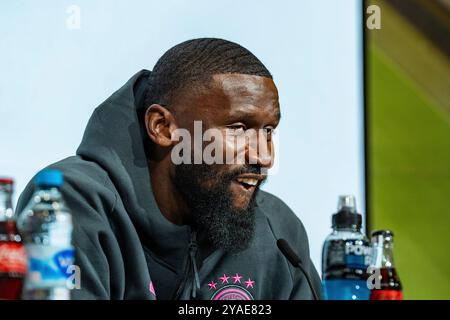 13.10.2024, Pressekonferenz vor Deutschland vs. Niederlande, Nations League Spieltag 4, Gruppe C, Niederlande Nationalmannschaft Antonio Rüdiger auf der Pressekonferenz vor dem Spiel gegen die Niederlande Wichtiger Hinweis: Gemaess den Vorgaben der DFL Deutsche Fussball Liga bzw. des DFB Deutscher Fussball-Bund ist es untersagt, in dem Stadion und/oder vom Spiel angefertigte Fotoaufnahmen in Form von Sequenzbildern und/oder videoaehnlichen Fotostrecken zu verwerten Foto: Bahho Kara/Kirchner-Media Stock Photo