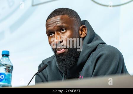 13.10.2024, Pressekonferenz vor Deutschland vs. Niederlande, Nations League Spieltag 4, Gruppe C, Niederlande Nationalmannschaft Antonio Rüdiger auf der Pressekonferenz vor dem Spiel gegen die Niederlande Wichtiger Hinweis: Gemaess den Vorgaben der DFL Deutsche Fussball Liga bzw. des DFB Deutscher Fussball-Bund ist es untersagt, in dem Stadion und/oder vom Spiel angefertigte Fotoaufnahmen in Form von Sequenzbildern und/oder videoaehnlichen Fotostrecken zu verwerten Foto: Bahho Kara/Kirchner-Media Stock Photo