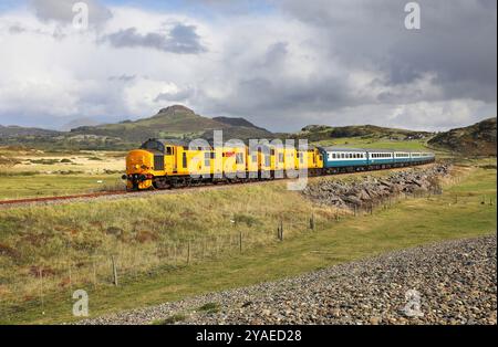 97302 & 97304 pass Criccieth on 12.9.24 with the Cambrian Coast Express to Pwllheli. Stock Photo