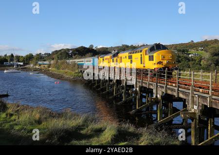 97304 & 97302 head over the trestle bridge at Pensarn with the returning Cambrian Coast Express on 12.9.24. Stock Photo