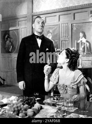 RALPH RICHARDSON and JUNE DUPREZ in THE FOUR FEATHERS 1939 director ZOLTAN KORDA novel A.E.W. Mason screenplay R.C. Sherriff music Miklos Rozsa producer Alexander Korda London Film Productions / United Artists Stock Photo