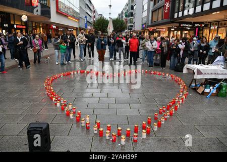 Saarbrücken Der Aktionskreis ãYallah ShalomÒ lud am Samstag 12.10.2024 zu einer Kundgebung mit Kerzenlicht in die Bahnhofstraße nach Saarbrücken ein, um an die Situation der Palästinenser in ihrer Heimat zu erinnern. Man müsse, so die Aktivisten im Vorfeld, heute nicht nur an den Überfall der Hamas vor einem Jahr erinnern, sondern auch daran, dass das der Auftakt einer israelischen Militäroperation in Gaza gewesen sei, den man als Genozid bewerten müsse. Das sehe auch der Internationale Gerichtshof in Den Haag so. Die Demonstranten beklagten sich über Doppelmoral und Heuchelei, wenn man die Ei Stock Photo