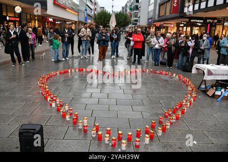 Saarbrücken Der Aktionskreis ãYallah ShalomÒ lud am Samstag 12.10.2024 zu einer Kundgebung mit Kerzenlicht in die Bahnhofstraße nach Saarbrücken ein, um an die Situation der Palästinenser in ihrer Heimat zu erinnern. Man müsse, so die Aktivisten im Vorfeld, heute nicht nur an den Überfall der Hamas vor einem Jahr erinnern, sondern auch daran, dass das der Auftakt einer israelischen Militäroperation in Gaza gewesen sei, den man als Genozid bewerten müsse. Das sehe auch der Internationale Gerichtshof in Den Haag so. Die Demonstranten beklagten sich über Doppelmoral und Heuchelei, wenn man die Ei Stock Photo