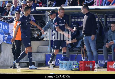 firo: 05.10.2024, football, football, 1.Bundesliga, 1.Liga, season 2024/2025, VfL Bochum 1848 - VfL Wolfsburg 1:3 Anthony Losilla, Bochum, left and Dani de Wit after their substitution with sports director Marc Lettau Stock Photo