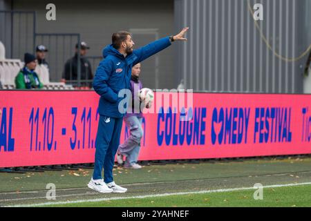 13.10.2024, Fussball: Google Pixel Frauen-Bundesliga, Saison 2024/2025, 06. Spieltag, 1. FC Köln - TSG Hoffenheim im Franz-Kremer-Stadion in Köln. Theodoros Dedes (TSG Hoffenheim, Trainer) gibt seiner Mannschaft Anweisungen. Wichtiger Hinweis: Gemaess den Vorgaben der DFL Deutsche Fussball Liga bzw. des DFB Deutscher Fussball-Bund ist es untersagt, in dem Stadion und/oder vom Spiel angefertigte Fotoaufnahmen in Form von Sequenzbildern und/oder videoaehnlichen Fotostrecken zu verwerten bzw. verwerten zu lassen. Foto: Kirchner-Media/TH Stock Photo