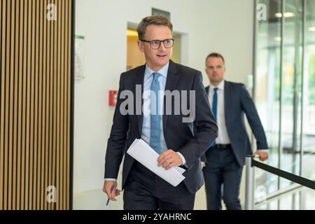 GER, Berlin, Pressekonferenz - Statements nach Bundesvorstandssitzung, mit dem Generalsekretaer der CDU Deutschlands Dr. Carsten Linnemann MdB und dem Mitgliederbeauftragten der CDU Deutschlands Philipp Amthor MdB, im Bild v.l.: Carsten Linnemann, kommt zur PK, geht, CDU Deutschlands Klingelhoeferstraße 8 10785 Berlin, 14.10. 2024, *** GER, Berlin, Press conference statements after Federal Executive Committee meeting, with the Secretary General of the CDU Germany Dr. Carsten Linnemann MdB and the Membership Representative of the CDU Germany Philipp Amthor MdB, in the picture from l Carsten Lin Stock Photo