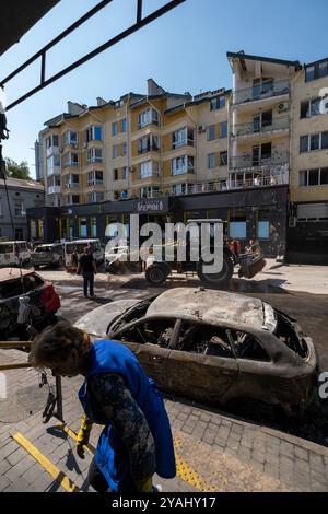 06.09.2024, Ukraine, Lviv, Lviv - Ukraine war: Cleanup efforts after Russian rocket and drone attack on a residential area in the city centre. Seven p Stock Photo