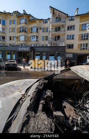 06.09.2024, Ukraine, Lviv, Lviv - Ukraine-Krieg: Autowrack nach russischen Raketen- und Drohnenangriff auf ein Wohnviertel im Zentrum. Sieben Menschen Stock Photo