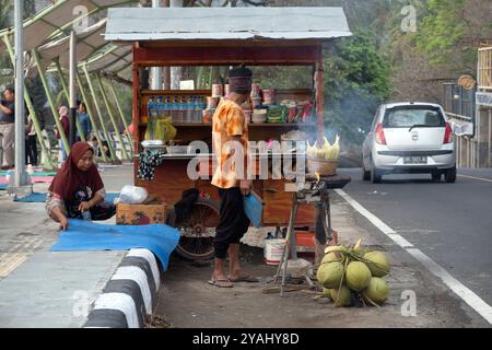 03.11.2023, Indonesia, Lombok, Senggigi - Street food stall. 00S231103D293CAROEX.JPG [MODEL RELEASE: NO, PROPERTY RELEASE: NO (c) caro images / Sorge, Stock Photo