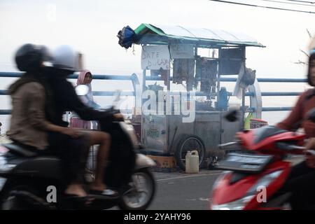 03.11.2023, Indonesia, Lombok, Senggigi - Straﬂenimbiss. 00S231103D292CAROEX.JPG [MODEL RELEASE: NO, PROPERTY RELEASE: NO (c) caro images / Sorge, htt Stock Photo