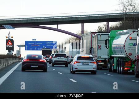 29.01.2024, Germany, Baden-Wuerttemberg, Pforzheim - Traffic jam warning on the A8. 00S240129D414CAROEX.JPG [MODEL RELEASE: NO, PROPERTY RELEASE: NO ( Stock Photo