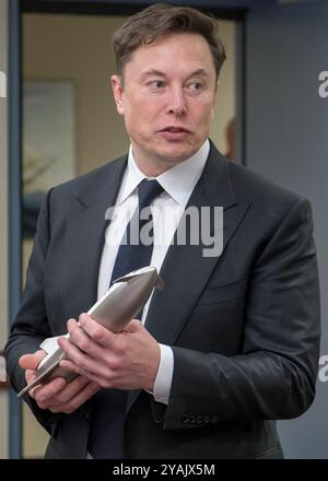ELON MUSK American billionaire entrepreneur with a model of his Starship in April 2019 Stock Photo