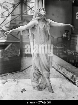 Lady Constance Stewart Richardson - who came to New York in June, to perform at Hammerstein's Rooftop Garden - 1913 Stock Photo