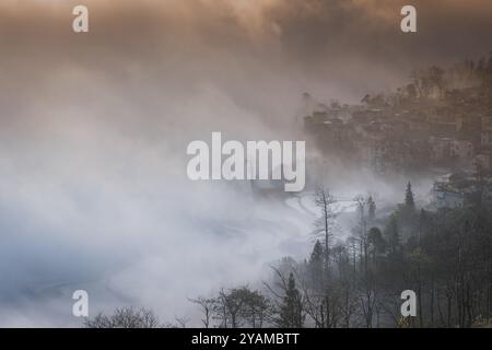 Sea of clouds covering the small village of Duoyishu and the UNESCO rice fields, Yunnan, China. Copy space for text Stock Photo