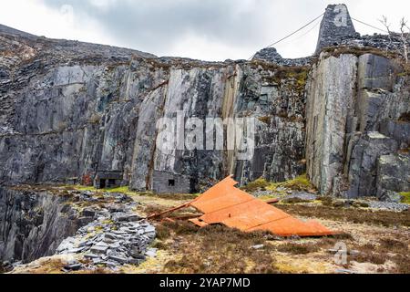 Old ruined remains of workings on one of upper levels of Dinorwic slate quarry. Dinorwig, Llanberis, Gwynedd, Wales, UK, Britain Stock Photo