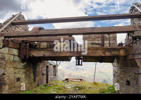 Old abandoned winding gear in Dinorwic slate quarry. Dinorwig, Llanberis, Gwynedd, Wales, UK, Britain Stock Photo