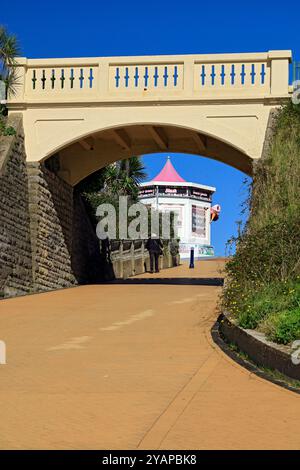 Bridge crossing path to the beach, with an ice cream stand in the distance, Whitmore Bay, Barry Island, Vale of Glamorgan, South Wales, UK. Stock Photo