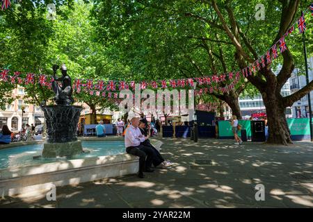 London - 05 28 2022: people sitting on the edges of Venus Fountain in Sloane Square Stock Photo