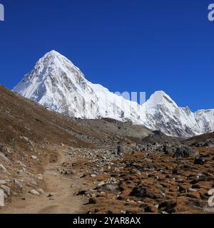 Foot path leading towards the Everest Base Camp and snow covered Mount Pumori in autumn, 7138m, Nepal. Stock Photo