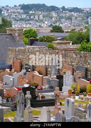 Brittany. The cemetery of the church of Louannec in the Cotes d'Armor, along the GR34, the famous customs officers' path.    BRITTANY, BRETON, COTES D'ARMOR, COTES DU NORD, WEST FRANCE, REGION, SEASIDE, MARITIME, NAVAL, TOURISM, TOURIST, TRAVELER, VACATIONER, HIKING, HIKER, WALKER, TREKKING, EXCURSION, VISIT, GR 34, CUSTOMS TRAIL, COASTAL TRAIL, TOWN, SEA RESORT, VILLAGE, RELIGION, BELIEF, CATHOLIC, CATHOLICISM, CHURCH, CULT, CHRISTIAN, CHRISTIANITY, CEMETERY, GRAVES, BURIALS, DEATH credit:MHRC/Photo12 Stock Photo