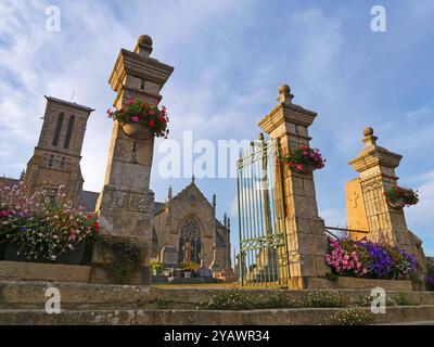 Brittany. The cemetery of the church of Louannec in the Cotes d'Armor, along the GR34, the famous customs officers' path.    BRITTANY, BRETON, COTES D'ARMOR, COTES DU NORD, WEST FRANCE, REGION, SEASIDE, MARITIME, NAVAL, TOURISM, TOURIST, TRAVELER, VACATIONER, HIKING, HIKER, WALKER, TREKKING, EXCURSION, VISIT, GR 34, CUSTOMS TRAIL, COASTAL TRAIL, TOWN, SEA RESORT, VILLAGE, RELIGION, BELIEF, CATHOLIC, CATHOLICISM, CHURCH, CULT, CHRISTIAN, CHRISTIANITY, CEMETERY, GRAVES, BURIALS, DEATH credit:MHRC/Photo12 Stock Photo