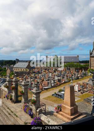 France. Brittany. The cemetery of the church of Louannec in the Côtes d'Armor, along the GR34, the famous customs officers' path.   FRANCE, BRITTANY, BRETON, COTES D'ARMOR, COTES DU NORD, WEST FRANCE, REGION, ILLUSTRATION, CEMETERY, GRAVE, TOMB, VALLET, NECROPOLE, CROSS, END OF LIFE, DEATH, DEAD, MISSING, DISAPPEARANCE , FUNERAL, OSSUARY, RELIGION, MEMORY, DEAD, SOUL, BURIAL, NECROLOGY, KINGDOM, CATHOLIC, CATHOLICISM, CHURCH, CULT, CHRISTIANITY, CHRISTIANITY, TOMBS, BURIALS Stock Photo