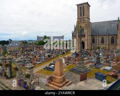 France. Brittany. The cemetery of the church of Louannec in the Côtes d'Armor, along the GR34, the famous customs officers' path.   FRANCE, BRITTANY, BRETON, COTES D'ARMOR, COTES DU NORD, WEST FRANCE, REGION, ILLUSTRATION, CEMETERY, GRAVE, TOMB, VALLET, NECROPOLE, CROSS, END OF LIFE, DEATH, DEAD, MISSING, DISAPPEARANCE , FUNERAL, OSSUARY, RELIGION, MEMORY, DEAD, SOUL, BURIAL, NECROLOGY, KINGDOM, CATHOLIC, CATHOLICISM, CHURCH, CULT, CHRISTIANITY, CHRISTIANITY, TOMBS, BURIALS Stock Photo